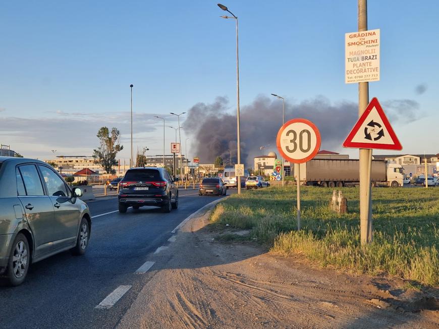 INCENDIU la un depozit din Bragadiru! Sunt degajări mari de fum!
