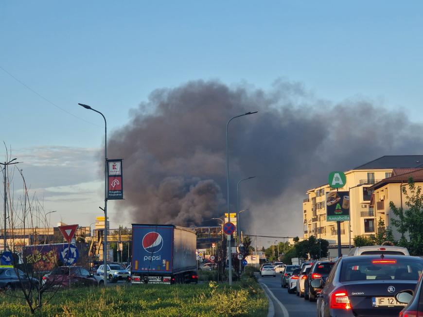 INCENDIU la un depozit din Bragadiru! Sunt degajări mari de fum!