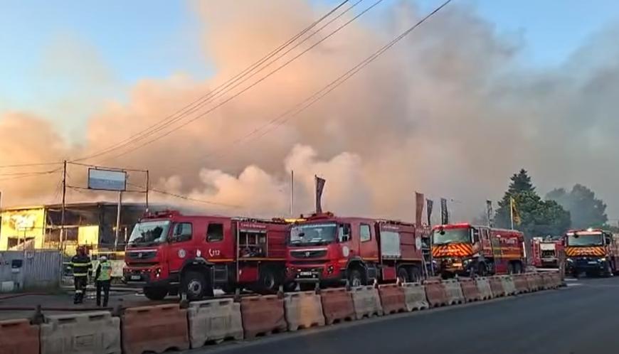 INCENDIU la un depozit din Bragadiru! Sunt degajări mari de fum! A fost emis RO-ALERT / UPDATE