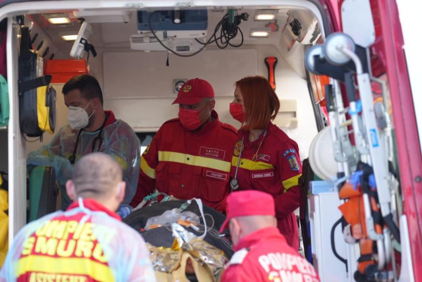 imagine cu salvatorii și militarii raniti in urma exploziei din poligonul din Botosani