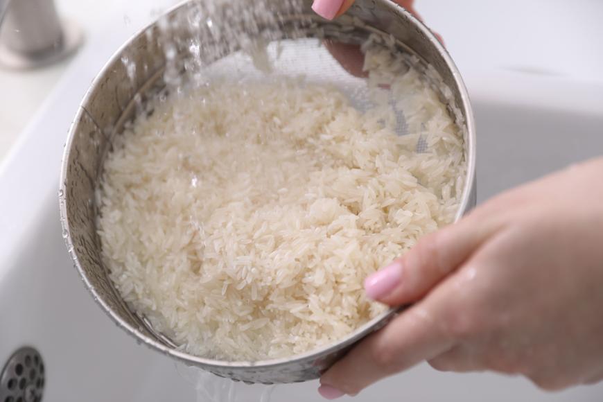 Secretul unui orez alb perfect, dezvăluit de un celebru chef: 600 ml de apă, 5 g de sare și 19 minute
