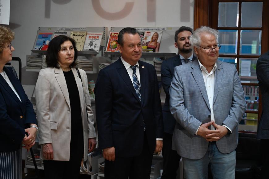 Prof.univ.dr. Dorel Paraschiv, de la ASE Bucureşti, decorat cu Ordinul Palmelor Academice 