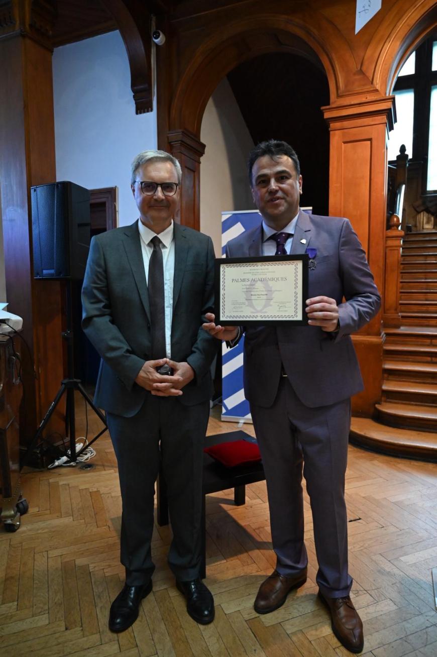 Prof.univ.dr. Dorel Paraschiv, de la ASE Bucureşti, decorat cu Ordinul Palmelor Academice 