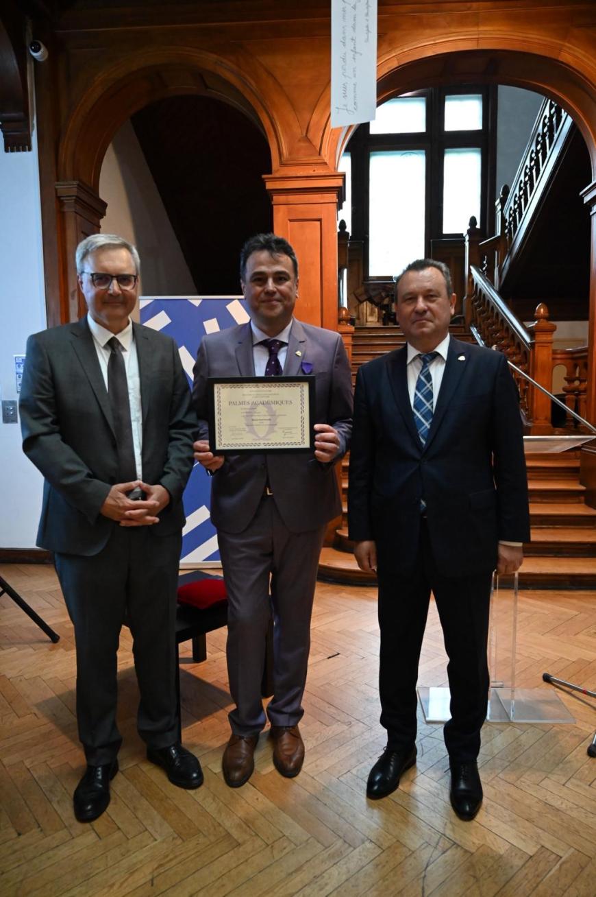 Prof.univ.dr. Dorel Paraschiv, de la ASE Bucureşti, decorat cu Ordinul Palmelor Academice 