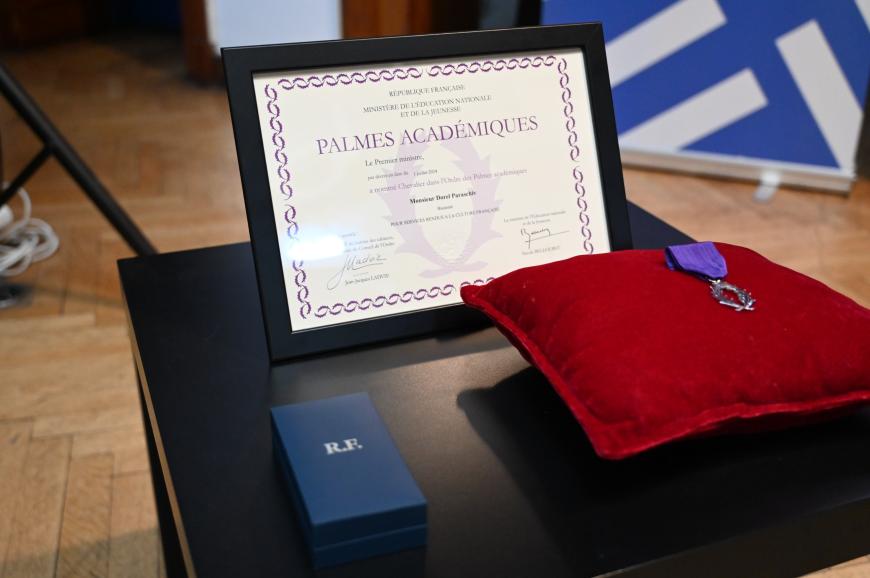 Prof.univ.dr. Dorel Paraschiv, de la ASE Bucureşti, decorat cu Ordinul Palmelor Academice 