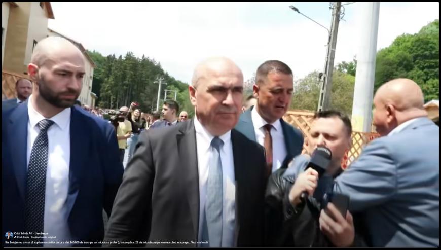 Cristian Bălosu, PNL, scut în faţa lui Ilie Bolojan. A încercat să blocheze un jurnalist care voia să pună o întrebare / video