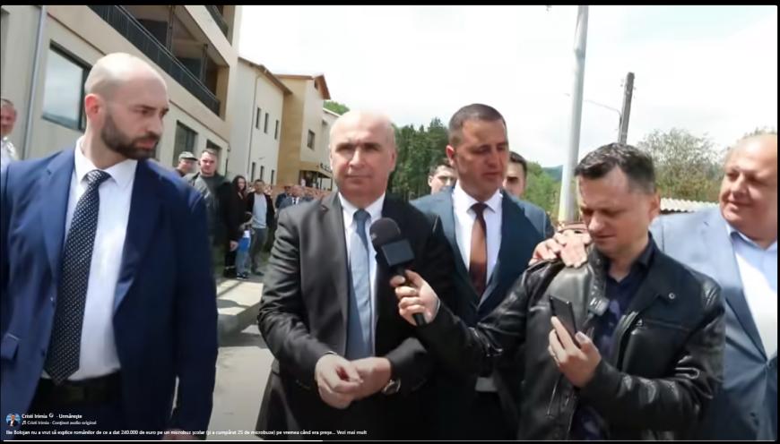 Cristian Bălosu, PNL, scut în faţa lui Ilie Bolojan. A încercat să blocheze un jurnalist care voia să pună o întrebare / video