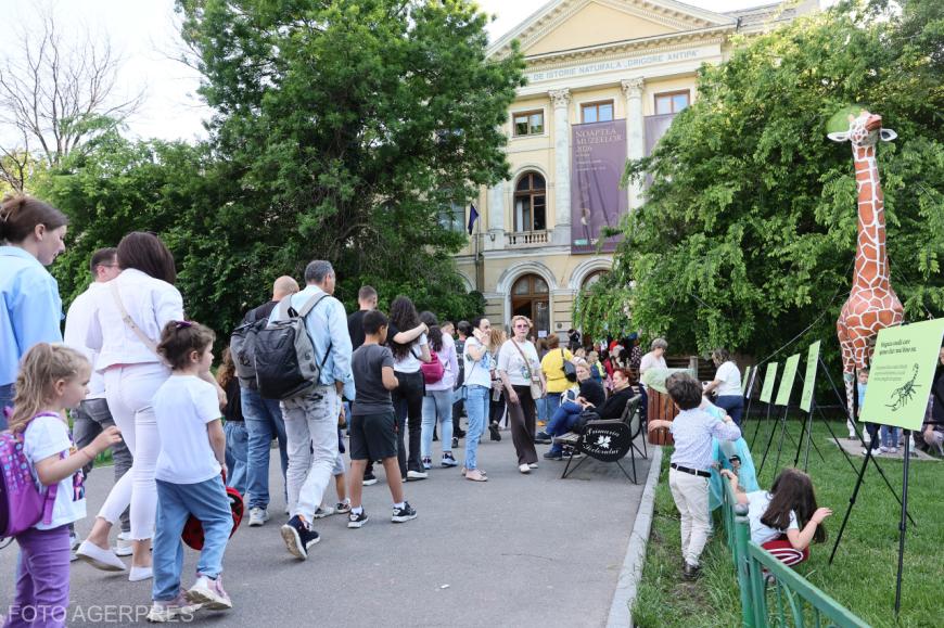 A început Noaptea Muzeelor. La Muzeul Grigore Antipa se stă la coadă pentru intrare 