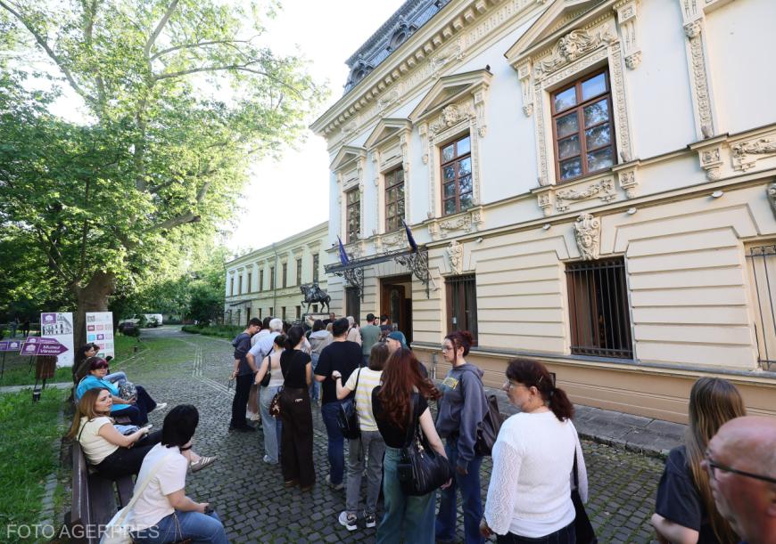 A început Noaptea Muzeelor. La Muzeul Grigore Antipa se stă la coadă pentru intrare / FOTO