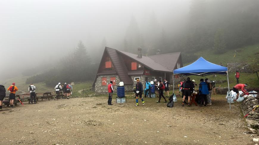 Directorul Salvamont Braşov atrage atenţia asupra problemelor Transylvania 100. Salvamontiştii au improvizat balustrade din sforile pe care le folosesc la intervenţii 