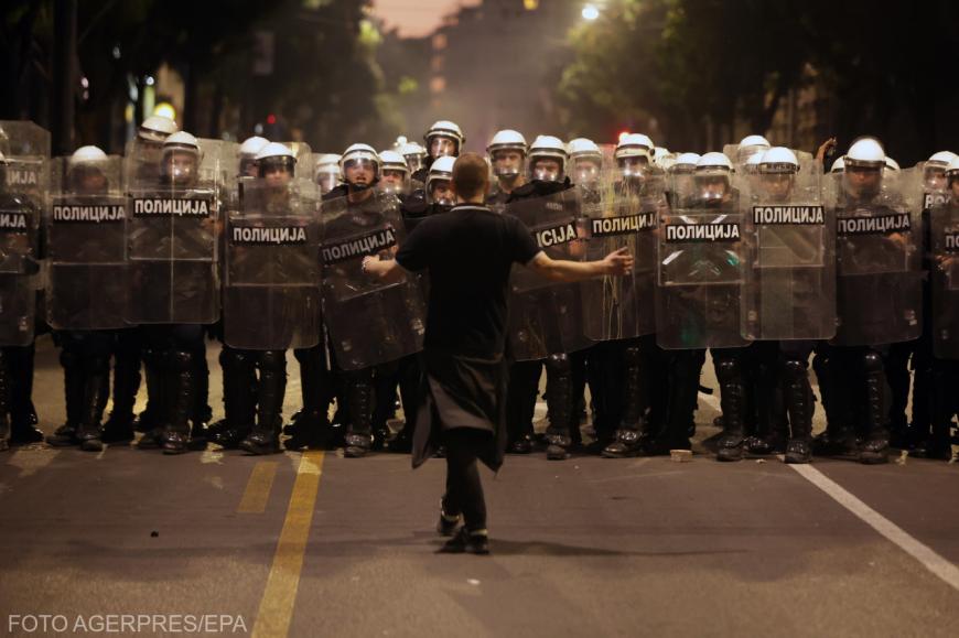Polițiști mobilizați în cadrul protestelor studenților din Belgrad, Serbia. Sursa foto: Agerpres