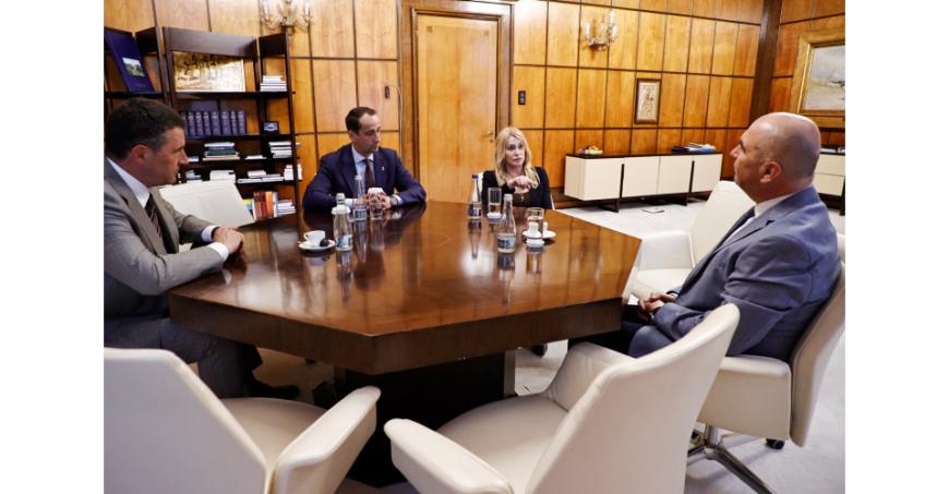 de la stânga la dreapta: Vicepremier și ministru, Tanczos Barna, președintele COSR, Mihai Covaliu, fosta gimnastă Nadia Comăneci, premierul interimar Ilie Bolojan. Sursa foto: Guvern