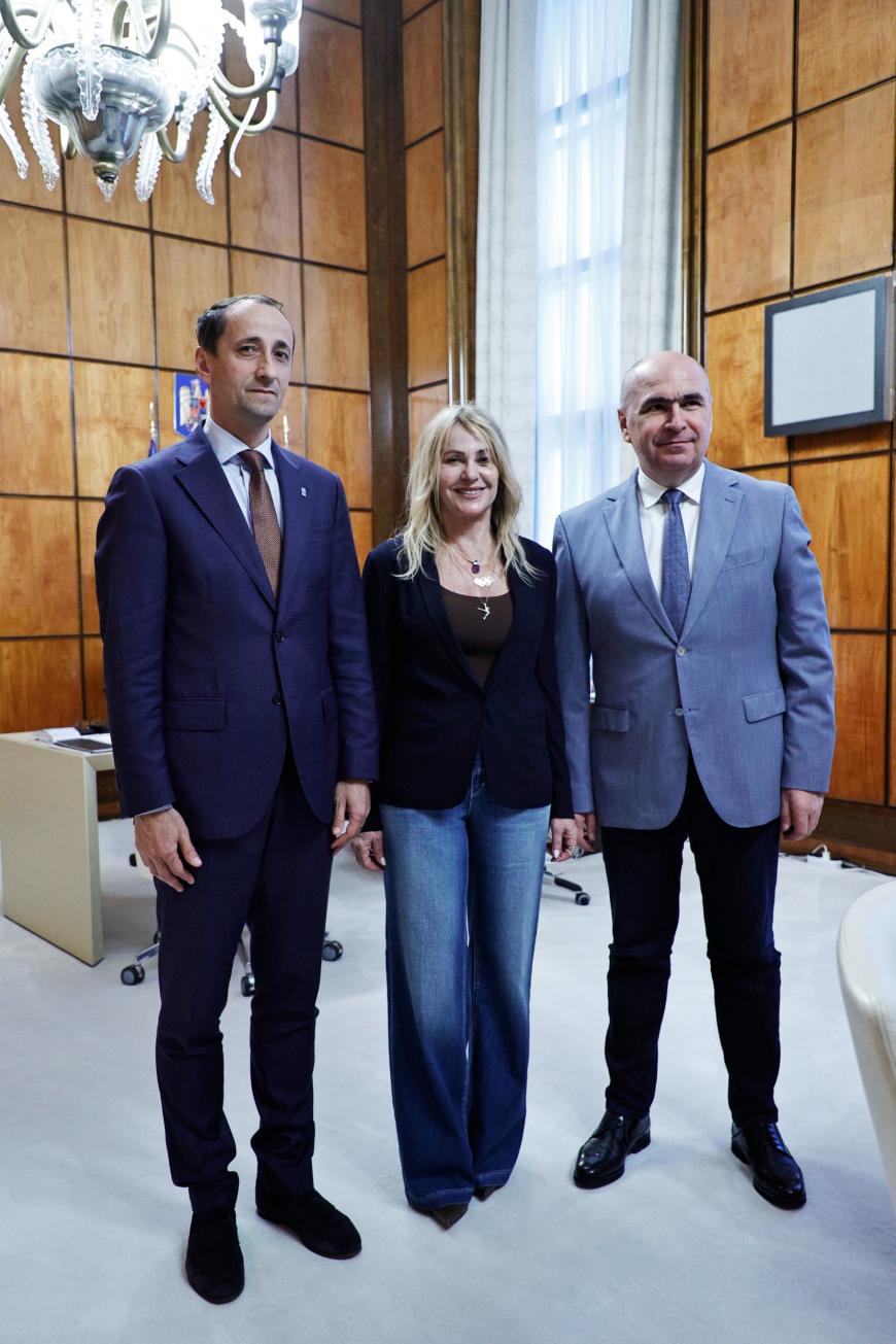 de la stânga la dreapta: Președintele COSR, Mihai Covaliu,  Nadia Comăneci, premierul interimar Ilie Bolojan. Sursa foto: Guvern