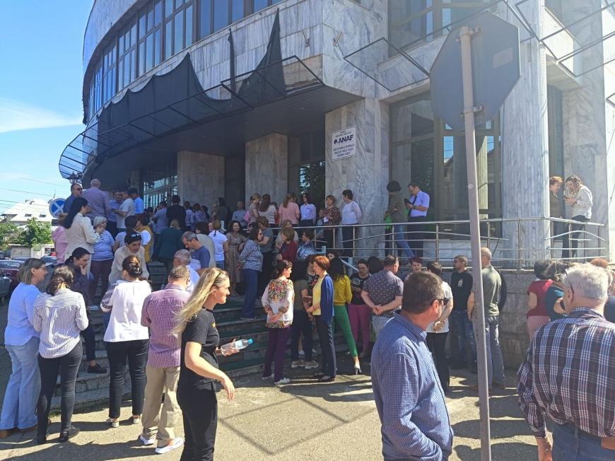 Legea salarizării scoate oamenii în stradă: Val de proteste în țară, din Teleorman, Vâlcea, Olt până în Alba / Video