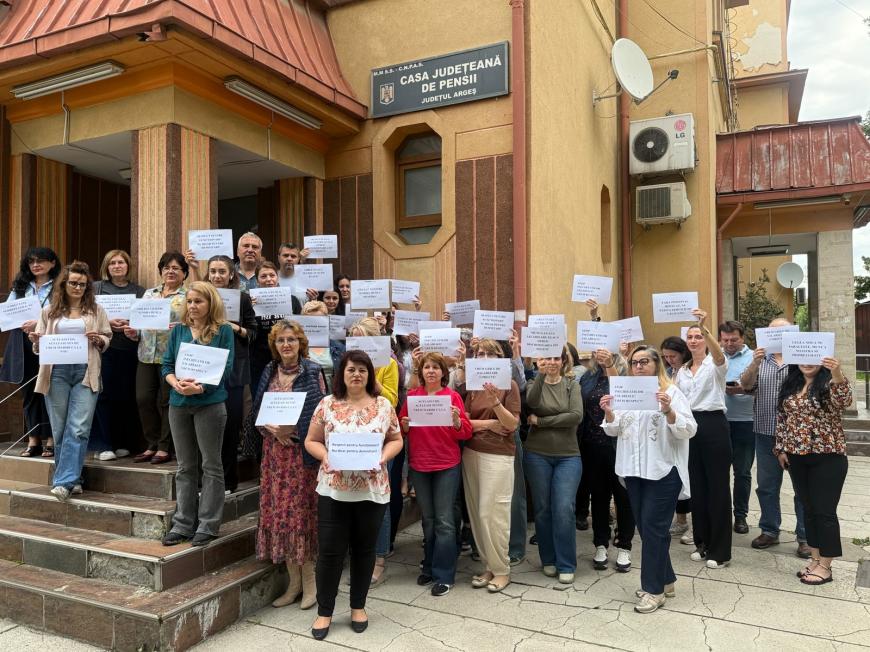 Protest spontan la Casele de Pensii: Angajații ies în stradă, nemulțumiți de noua Lege a Salarizării care le taie veniturile - Galerie Foto