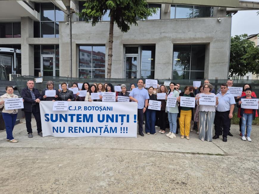 Protest spontan la Casele de Pensii: Angajații ies în stradă, nemulțumiți de noua Lege a Salarizării care le taie veniturile - Galerie Foto