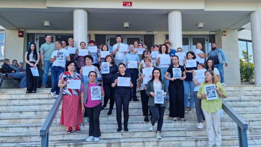 Protest spontan la Casele de Pensii: Angajații ies în stradă, nemulțumiți de noua Lege a Salarizării care le taie veniturile - Galerie Foto