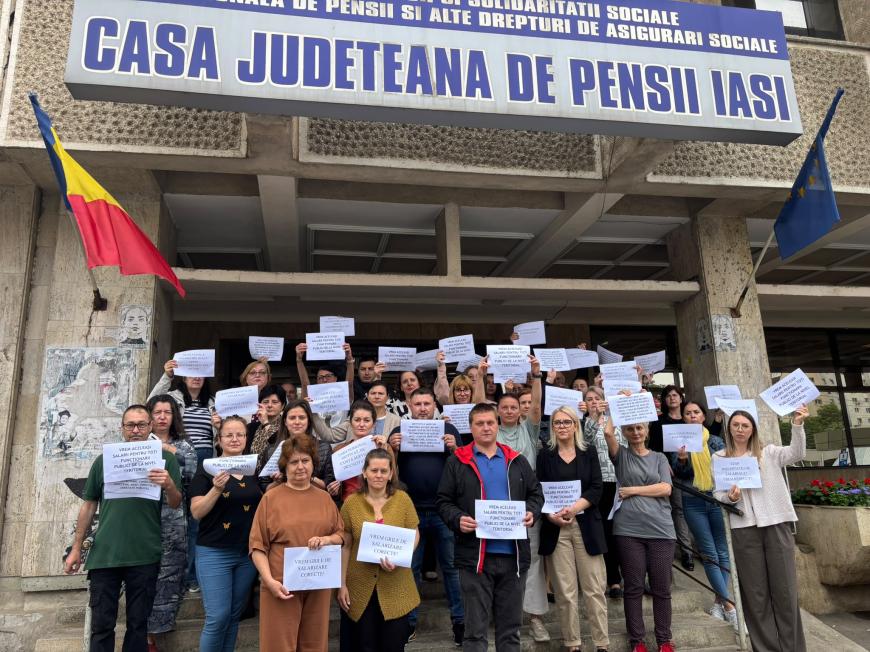 Protest spontan la Casele de Pensii: Angajații ies în stradă, nemulțumiți de noua Lege a Salarizării care le taie veniturile - Galerie Foto