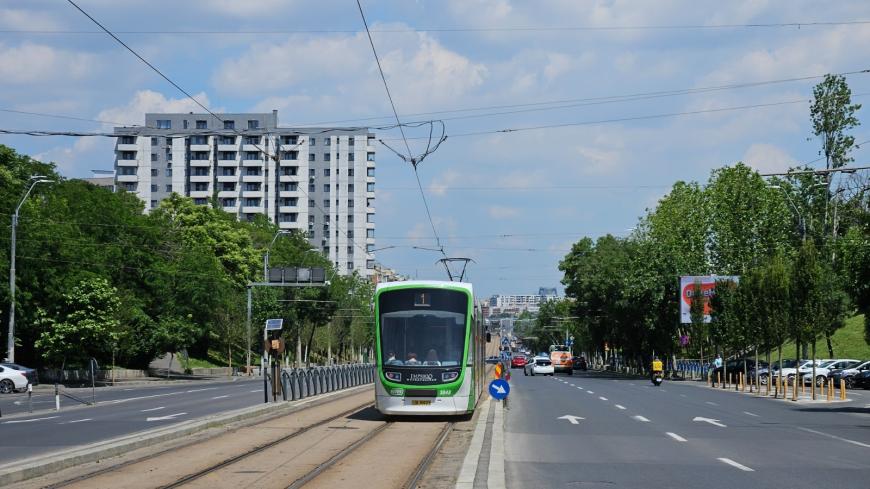 Lucrările de amenajare a scuarului central de pe Calea Văcărești 