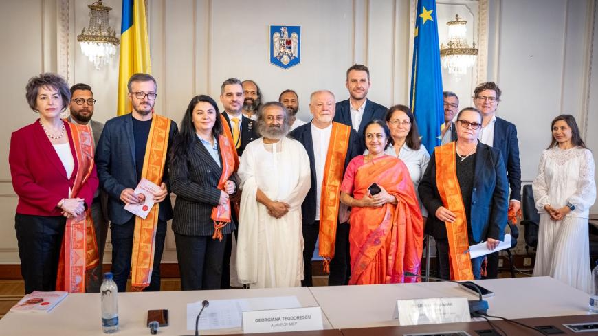 Gurudev Sri Sri Ravi Shankar, prezent în Parlamentul României, la invitația europarlamentarului AUR Georgiana Teodorescu
