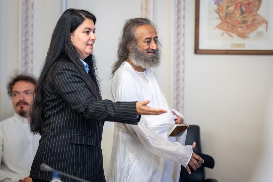 Gurudev Sri Sri Ravi Shankar, prezent în Parlamentul României, la invitația europarlamentarului AUR Georgiana Teodorescu
