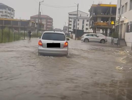 Străzi sub apă în Chiajna: Oamenii reclamă probleme după ploaia torențială și cer soluții / foto