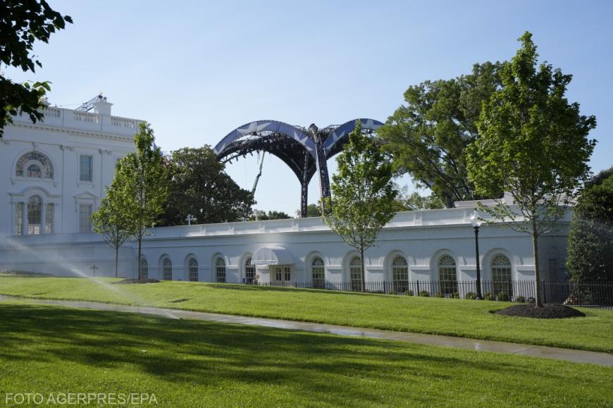 Muncitorii continuă construcția octogonului pentru viitoarea gală a organizației Ultimate Fighting Championship (UFC) pe Peluza de Sud a Casei Albe, în Washington D.C., SUA. Sursa foto: Agerpres