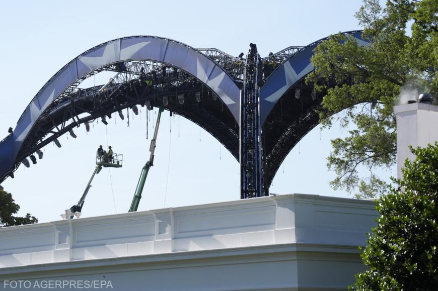 Muncitorii continuă construcția octogonului pentru viitoarea gală a organizației Ultimate Fighting Championship (UFC) pe Peluza de Sud a Casei Albe, în Washington D.C., SUA. Sursa foto: Agerpres