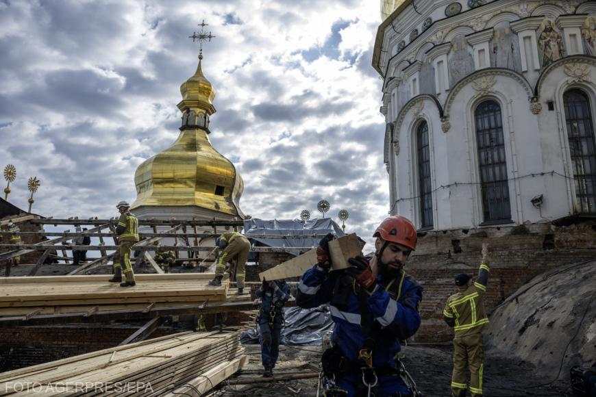 Echipele de intervenție din Ucraina desfășoară lucrări de conservare la acoperișul avariat al Catedralei Adormirii din Lavra Peșterilor din Kiev, Ucraina, 17 iunie 2026. Sursa foto: Agerpres