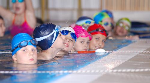 10 lucruri pe care Harvard vrea să le știi înainte de a ți înscrie copiii la cursuri de înot: „Fac diferența dintre siguranță și risc”