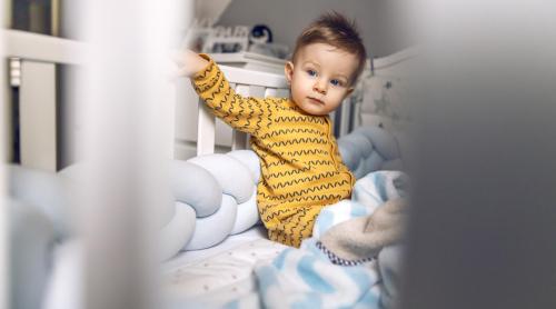 4 semne timpurii ale autismului la bebeluși pe care părinții pot să le observe acasă, în primele luni de viață. Pediatru: „Un diagnostic precoce schimbă vieți”