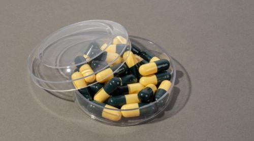 Adevărul despre capsulele moi. Ce conține, de fapt, plasticul de pe pastile