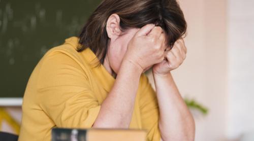 „Am ajuns să fim bone, nu dascăli!” După 24 de ani în învățământ, o profesoară demisionează: „Noua generație de părinți a distrus orice urmă de respect pentru educație”