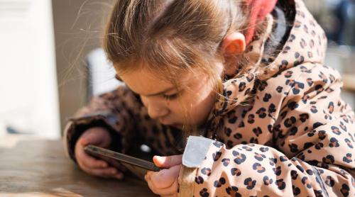 Boli pe care telefoanele mobile le pot provoca copiilor. Pediatri: „Le vedem ca pe o formă de divertisment, dar sunt mai periculoase decât ne am putea imagina”