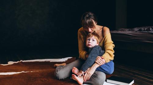 Capcana lui „mă ierți?”: Greșeala pe care mulți părinți o fac atunci când își cer scuze de la copii, conform unui expert în parenting