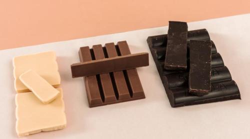 Care e diferența dintre ciocolata neagră, ciocolata cu lapte și ciocolata albă