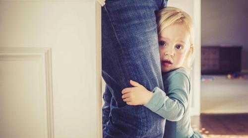 Ce este un copil „Velcro” și cum îți dai seama dacă al tău se comportă așa?