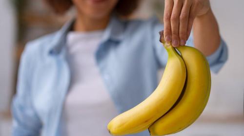 Ce se întâmplă dacă mănânci o banană pe stomacul gol