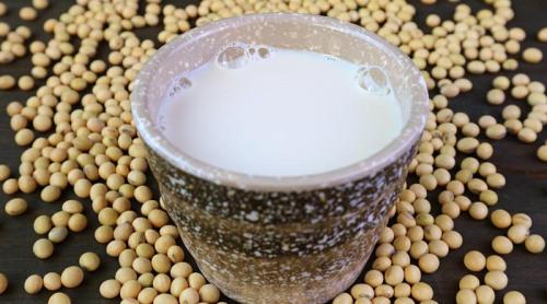 Ce trebuie să știi despre laptele de soia înainte să l mai bei 