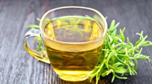 Ceaiul care ajută dacă ai tuse productivă și dureri în gât