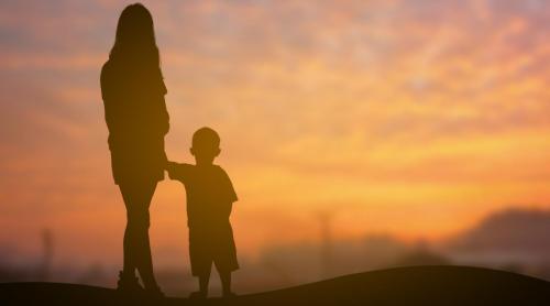 Cine este mama acuzată că și a răpit copiii de teama „sfârșitului lumii”. Soțul femeii: „A lăsat un mesaj delirant de la Dumnezeu”