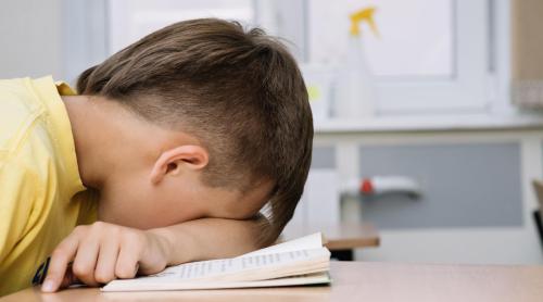 „Copilul meu nu vrea să și facă temele”: Cum îl poți motiva fără să l presezi?