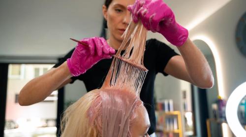 Culorile de păr care te pun în pericol. Ce trebuie să știi despre vopseaua de păr