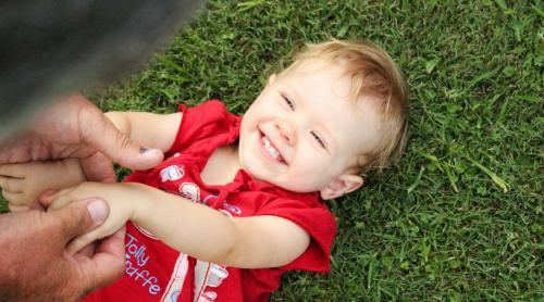 Cum pot părinții să „antreneze” creierul copilului? Vârsta magică și metodele recomandate de experți internaționali: „În acele momente se creează milioane de conexiuni neuronale pe secundă!”