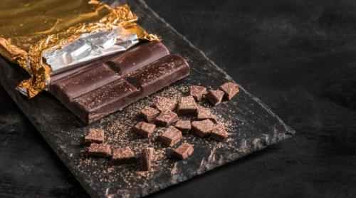 De ce ar trebui să mănânci ciocolată neagră. Legătura cu tensiunea și colesterolul