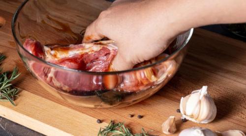 De ce e bine să pui puțin bicarbonat pe carne înainte de a o găti. Trucul gospodinelor de la țară
