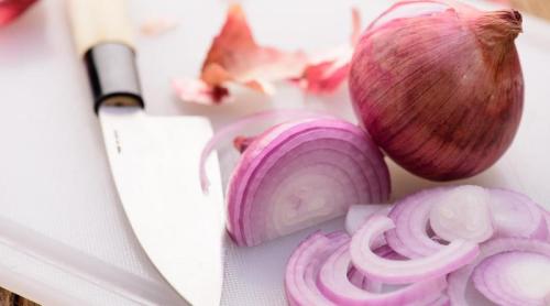 De ce respirația miroase a gunoi după ce mănânci ceapă?