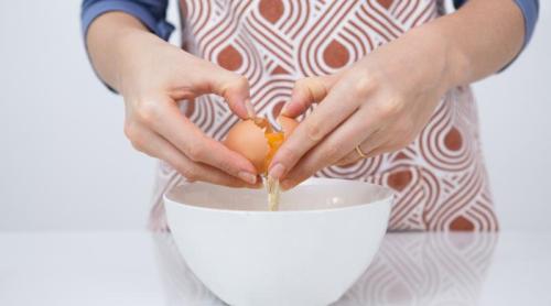 De ce să nu spargi ouăle de marginea castronului