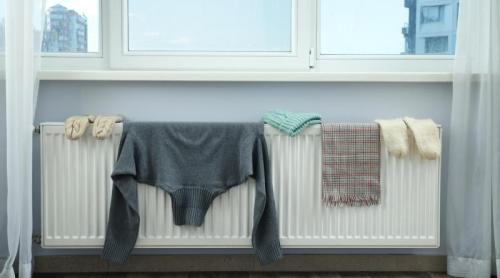 De ce să nu usuci hainele pe calorifer. Care sunt pericolele pentru sănătate