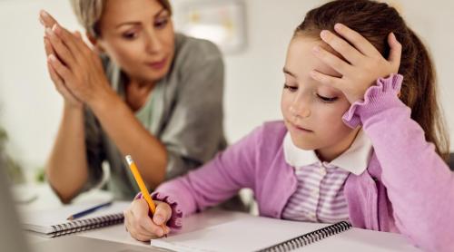 „E mai complicat decât ar fi nevoie”: O mamă care se luptă cu problemele de matematică ale fiicei sale de 6 ani stârnește reacții din partea a mii de părinți